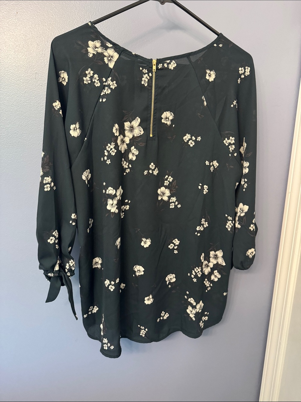 Paper moon Women’s Floral Tie-Sleeve Blouse - Picture 2 of 8